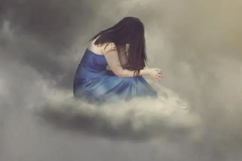 梦见抱着死去的亲人哭，情感宣泄与心灵慰藉的梦境解析