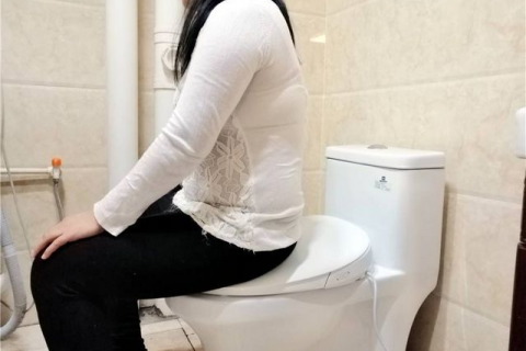 梦见上厕所大便有女人进来，梦境背后的深层含义与心理解析