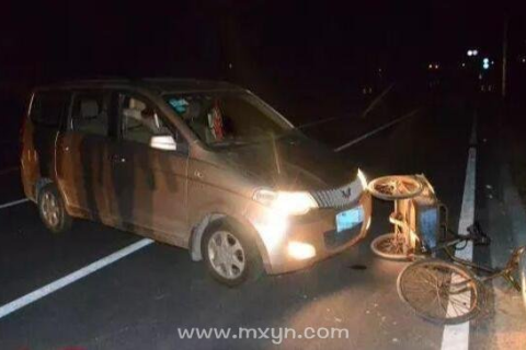 梦境解析，梦见别人开车撞死人很惨，死人还冲着我笑