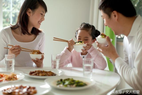 餐桌上的缺席，解析梦中旁观他人进食的象征意义