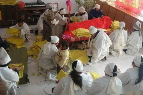 周公解梦大全，梦见死人出殡归家并搬至新床，寓意何在？