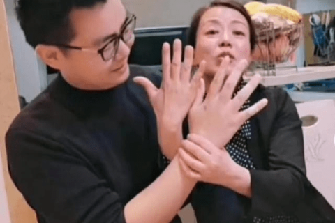 梦境中的哀伤与释怀，解析梦见早已过世的父亲送他出殡我哭的撕心裂肺