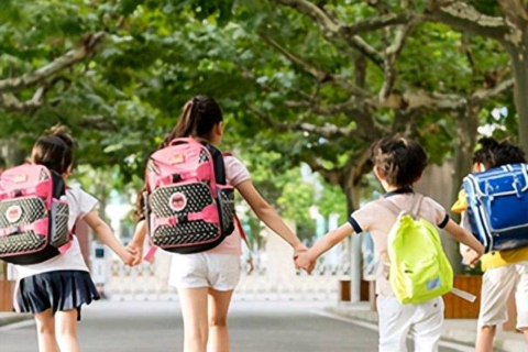 男生梦见小学女同学背着自己，重温旧梦，探索潜意识中的情感纽带