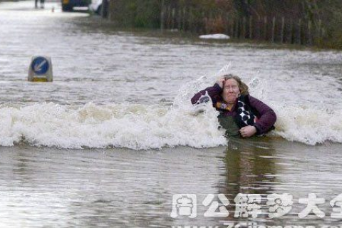 昨晚做梦梦到发洪水，巨大的洪流中，我穿越断裂之路的狭窄通道