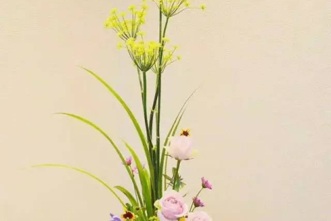 梦见自己帮别人插花，心灵之美的传递与自我成长