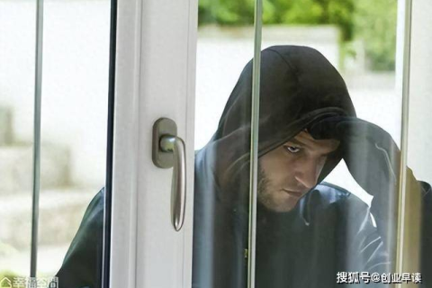 梦境中的凝视，解析梦见我提出分手的男朋友在门外窥视