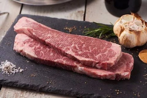 梦见给别人新鲜牛肉，寓意与解析