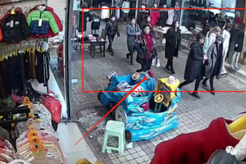 解梦，在光卖衣服店目睹他人盗窃，寓意何在？