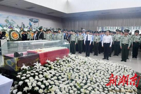 梦境中的温情重逢，梦见死去的奶奶还活着，与妈妈共话往昔