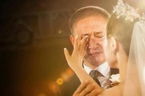 梦境交织的悲喜，女友婚礼上的泪水与母亲逝去的哀歌
