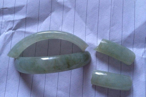 梦见自己带的镯子断掉，寓意与解析