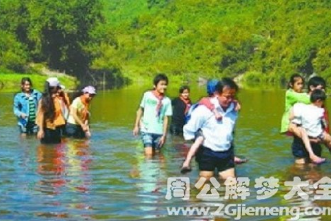 解梦，梦见在河里捉鱼的深层含义与心理解析