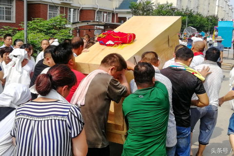 梦境中的哀思，解读梦见别人家办丧事场面与棺材的象征意义