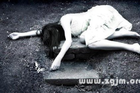 梦见死人对我笑，梦境背后的深层含义与心理解析