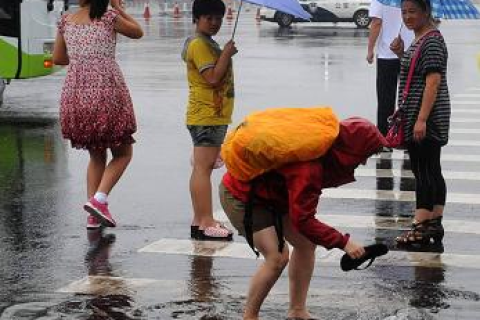 梦见我在店里面外面下大雨，解读梦境中的情感与象征