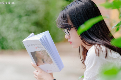 梦境交织的情感纠葛，梦见深爱女子与她的伴侣共处的深层解析