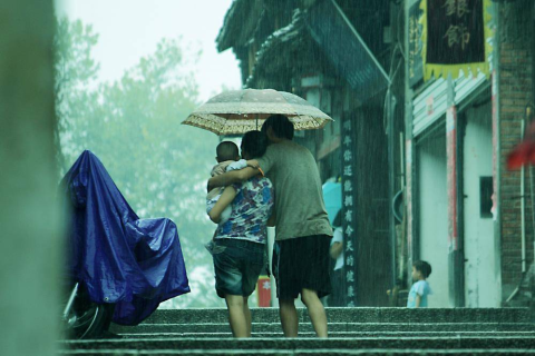 梦见老婆在暴雨中站着，情感与命运的交织象征