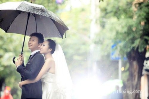 梦境中的雨婚，解析梦见自己结婚时天空下雨的深层含义