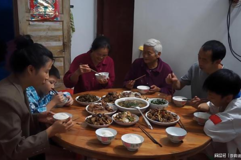 梦见在别人家吃饭未竟之宴，预兆解析与心灵启示