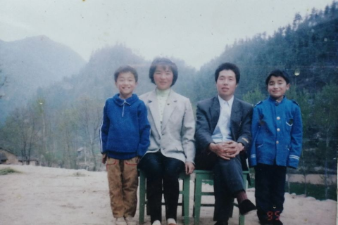 梦回往昔，情感纠葛，梦见前夫妻子我哭喊着她对我小孩不好