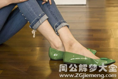 梦见自己穿了两只不一样的鞋，款式与颜色各异，梦境背后的深意