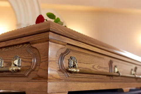 梦境中的哀伤，解析梦见老公爸爸死了用白棺埋在自己的院内的深层含义