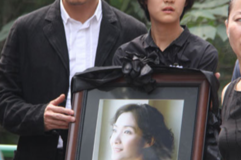 梦见弟弟娶一二婚女人，梦境背后的深层含义与解析