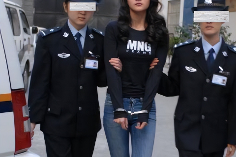 梦境解析，梦见奶奶复活并追逐家人与自身