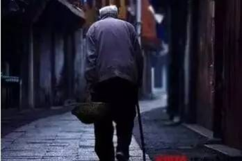 梦境中的奇迹，与已故母亲重逢的深情拥抱