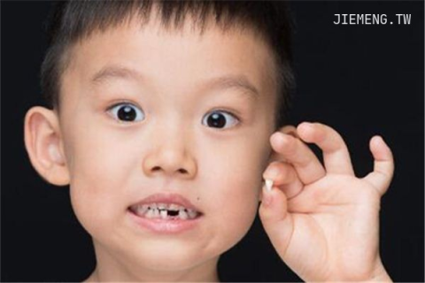 解读梦境，昨天晚上梦见上边两颗门牙掉了，意味着什么预兆？