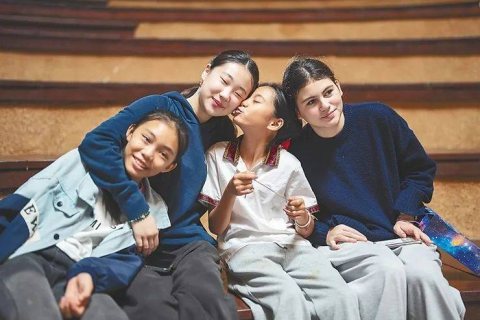 梦境交织，重逢小学密友，情感新篇章
