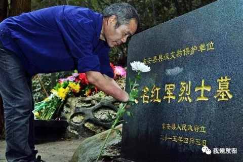 梦见自己爷爷的坟墓，急急急求高人帮忙解答