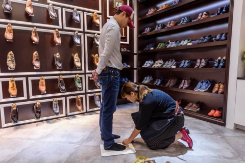 梦境交织，与久违之人共赴鞋店，错穿鞋的奇妙预兆