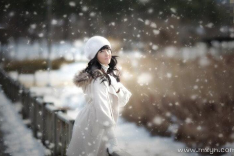 老人古语解梦，梦见下雪一片白，寓意何在？