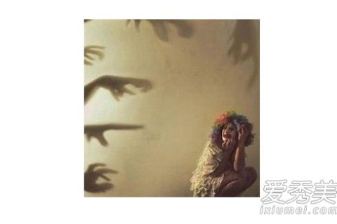 梦见死去的奶奶在追我，梦境背后的深层含义与心理解析