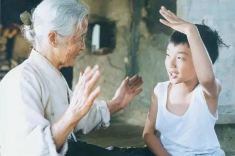 梦中泪涌，与逝去奶奶的深情对话与活着的姥姥的温暖慰藉