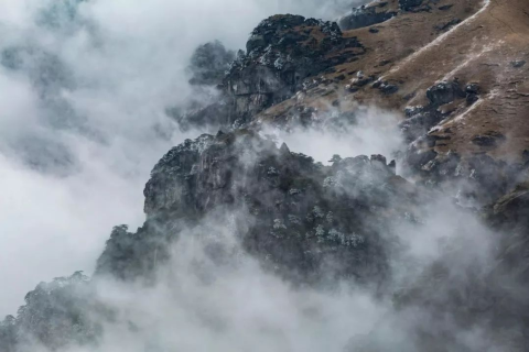 探秘梦境高山，云中阶梯与雾绕仙境的深层寓意