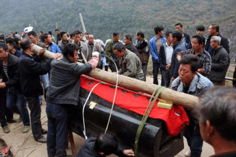 梦境中的生死轮回，梦见老婆死亡，抬棺途中棺材倒，却又奇迹复活