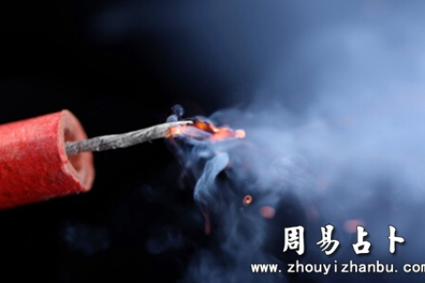 梦境中的庆典，解析梦见自己结婚放鞭炮宴请客人的深层含义