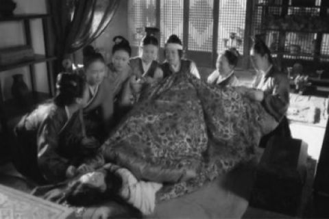 孕妇梦见黄金蟒缠身，寓意与解析