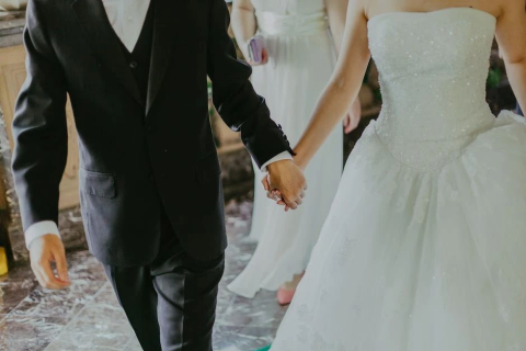梦境中的抉择，与男友婚纱下的逃离