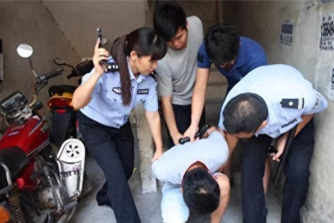 梦见女人掉进水后被人救出，梦境背后的深层含义与心理解析
