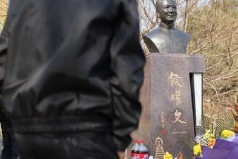 梦见老妈的坟墓被改了，解读梦境背后的深层含义