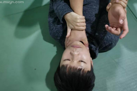医师您好，解析梦境中的被掐脖子现象