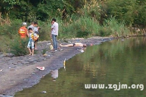 梦境解析，梦到在河里水不多游泳的深层含义