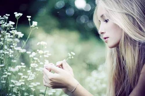 做梦梦见一个喜欢的女生抱着自己哭，情感深处的呼唤与心灵解读