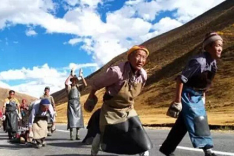 梦境中的惊险之旅，梦见自己坐火车脱轨却安然无恙