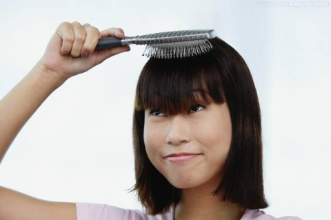 解读梦境，女人梦见自己梳头，秀发梳落的意义探析