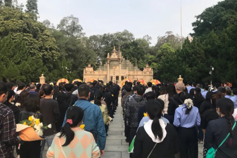 梦境中的哀思与重逢，解析梦见满场花圈、棺材与死人的深层含义