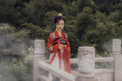 梦境中的哀伤，解读梦到别人家老人去世，儿女跪哭的深层含义